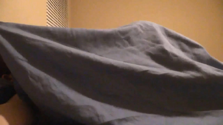 Страстный секс молодоженов у себя под одеялом при включенной камере на прикроватной тумбочке фото